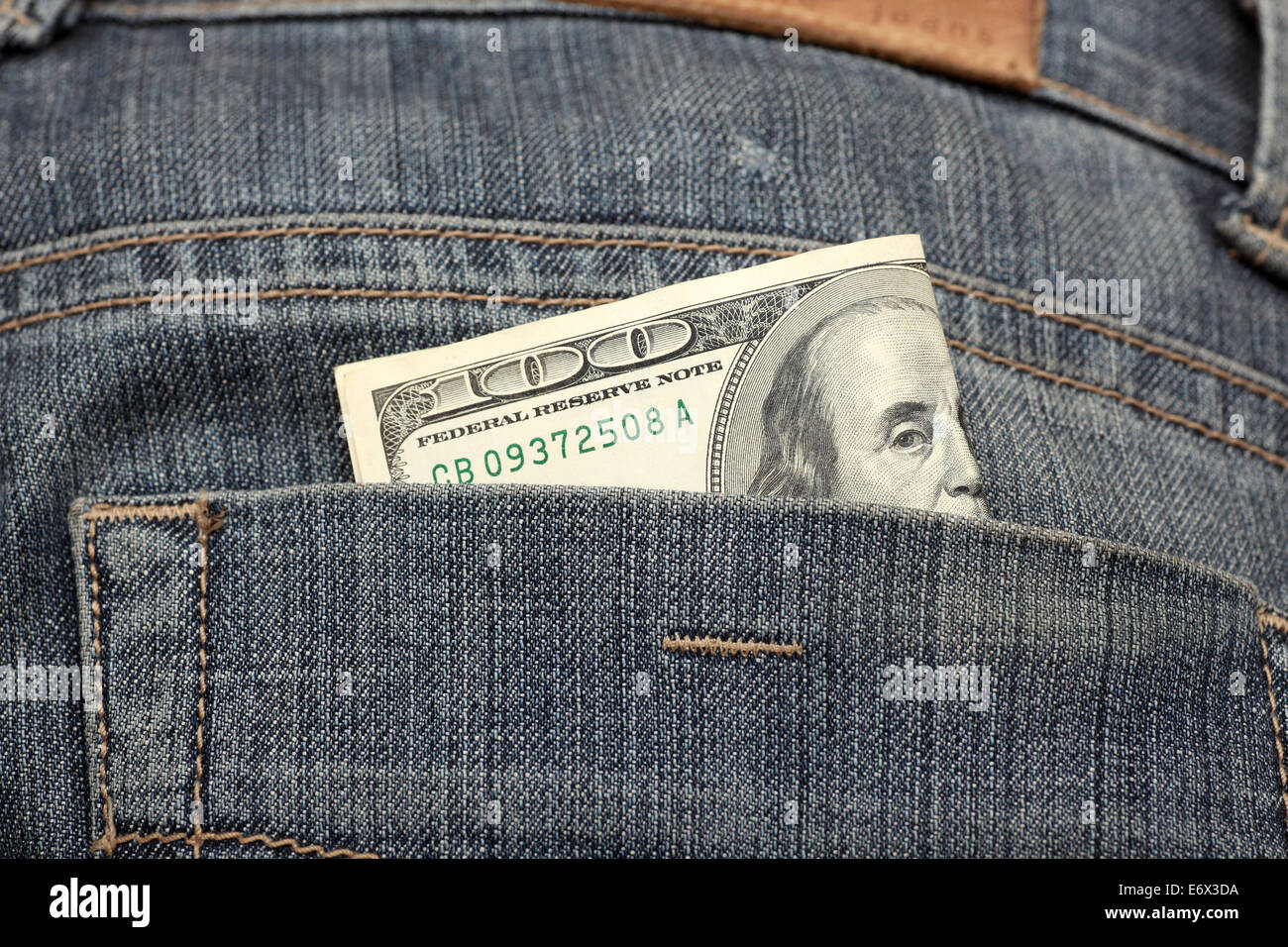 Un centinaio di dollari nella tasca posteriore dei jeans. Primo piano. Foto Stock