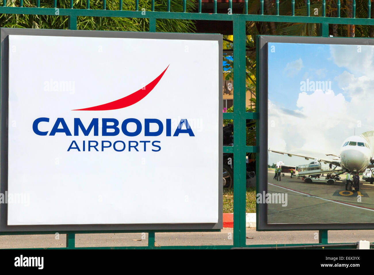 Segnaletica all'aeroporto internazionale di Phnom Penh, Cambogia Foto Stock