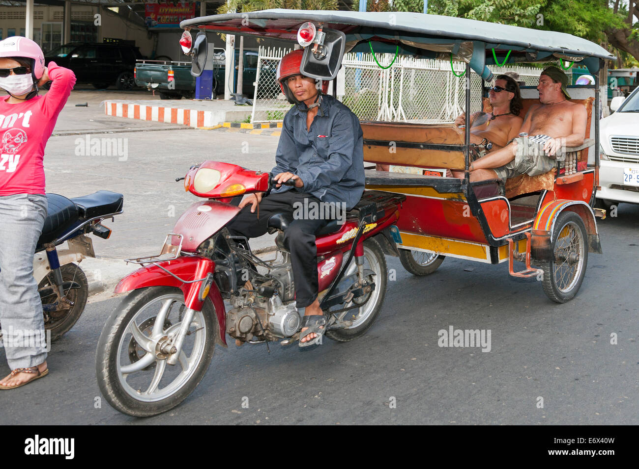 I turisti in un Tuk Tuk, Phnom Penh Cambogia Foto Stock