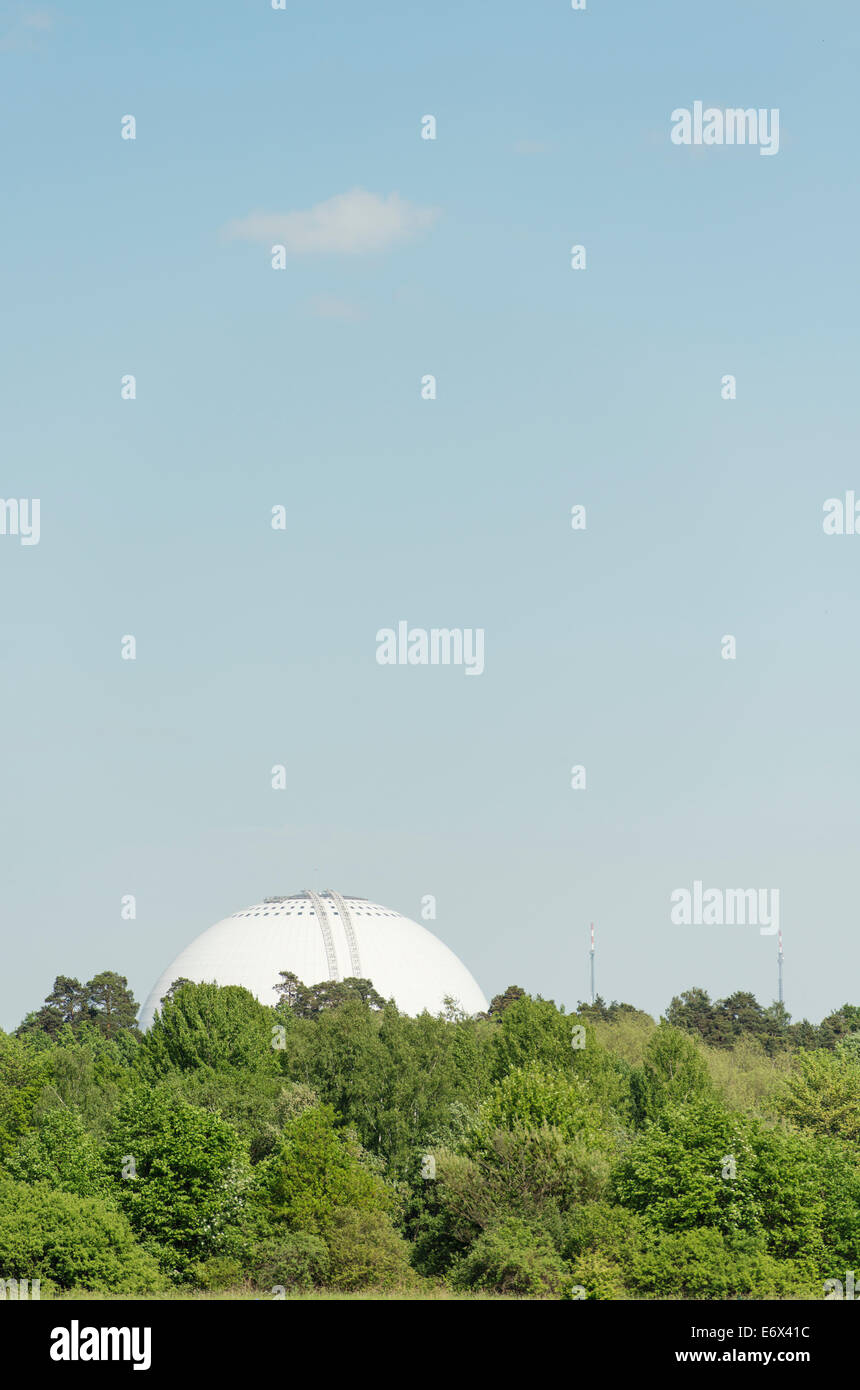 Stoccolma Globe Arena e foresta verde paesaggio. Blu cielo con copia spazio. Foto Stock