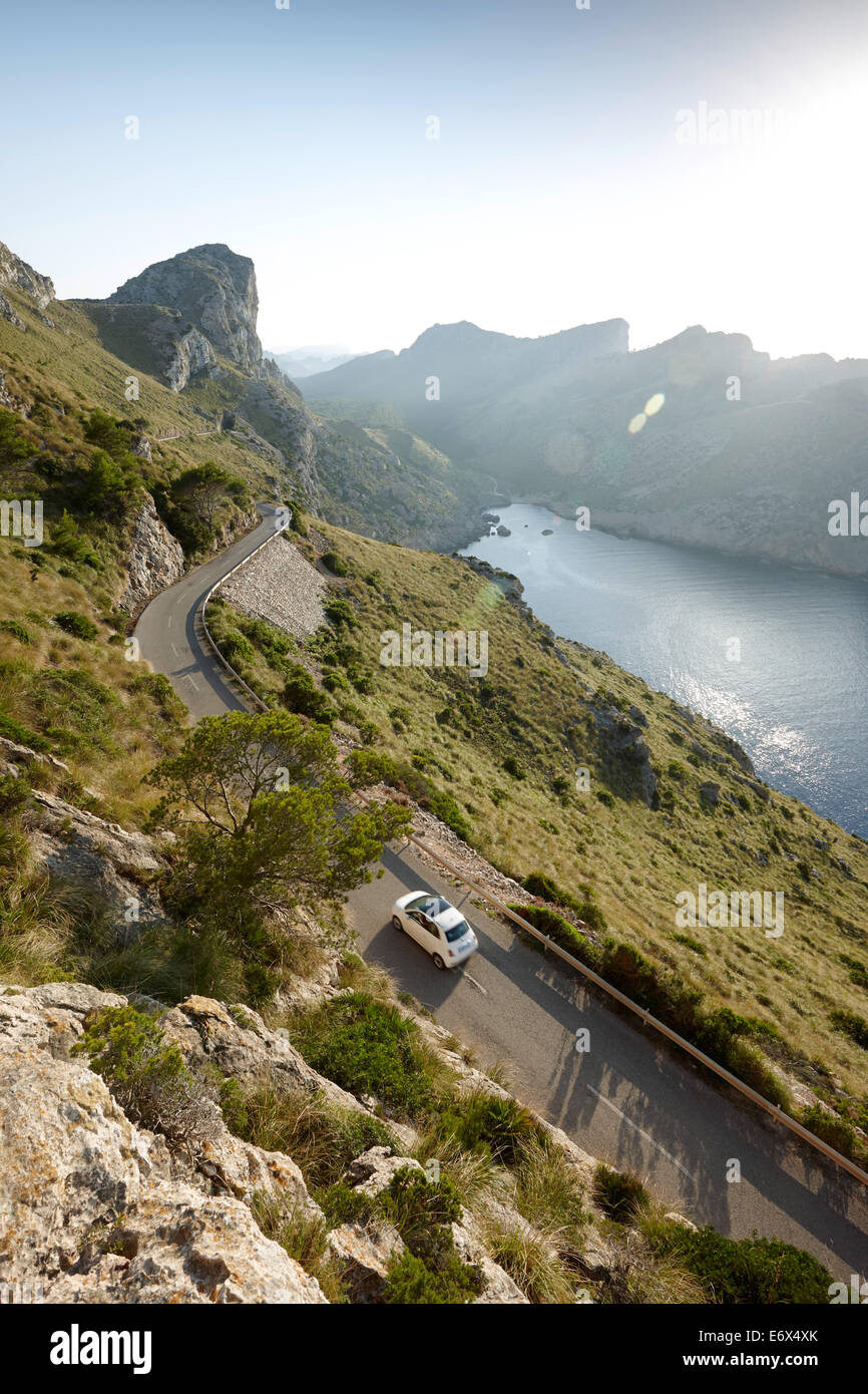 Autostrada costiera MA-2210 a Cap de Formentor, Cala Figuera bay sulla destra, Formentor Penisola, costa nord, Maiorca, Baleari Foto Stock