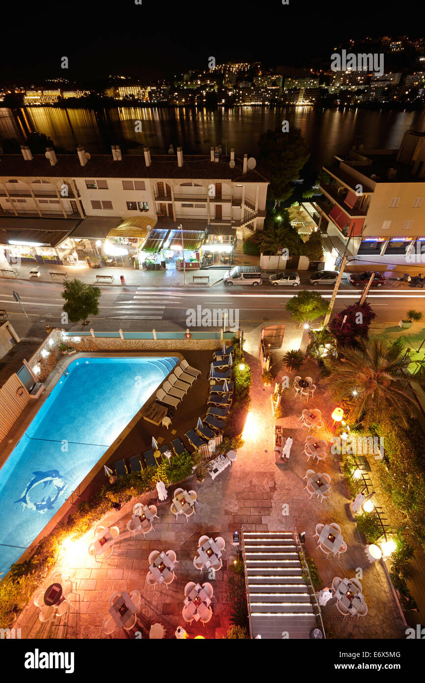 Vista dall'alto sulla Energia Cocktail Bar e Lounge e piscina, Playas del Rey Boutique Hotel, Santa Ponsa, Maiorca, isole Baleari, Sp Foto Stock