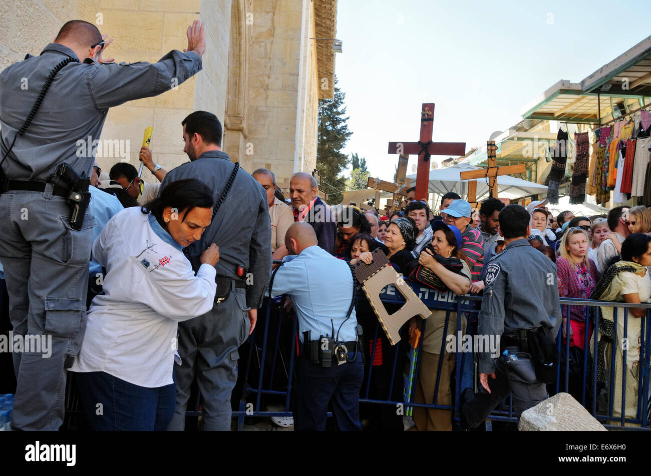 Blocco di poliziotti vicoli di processione del Venerdì santo nella Città Vecchia di Gerusalemme, Israele Foto Stock