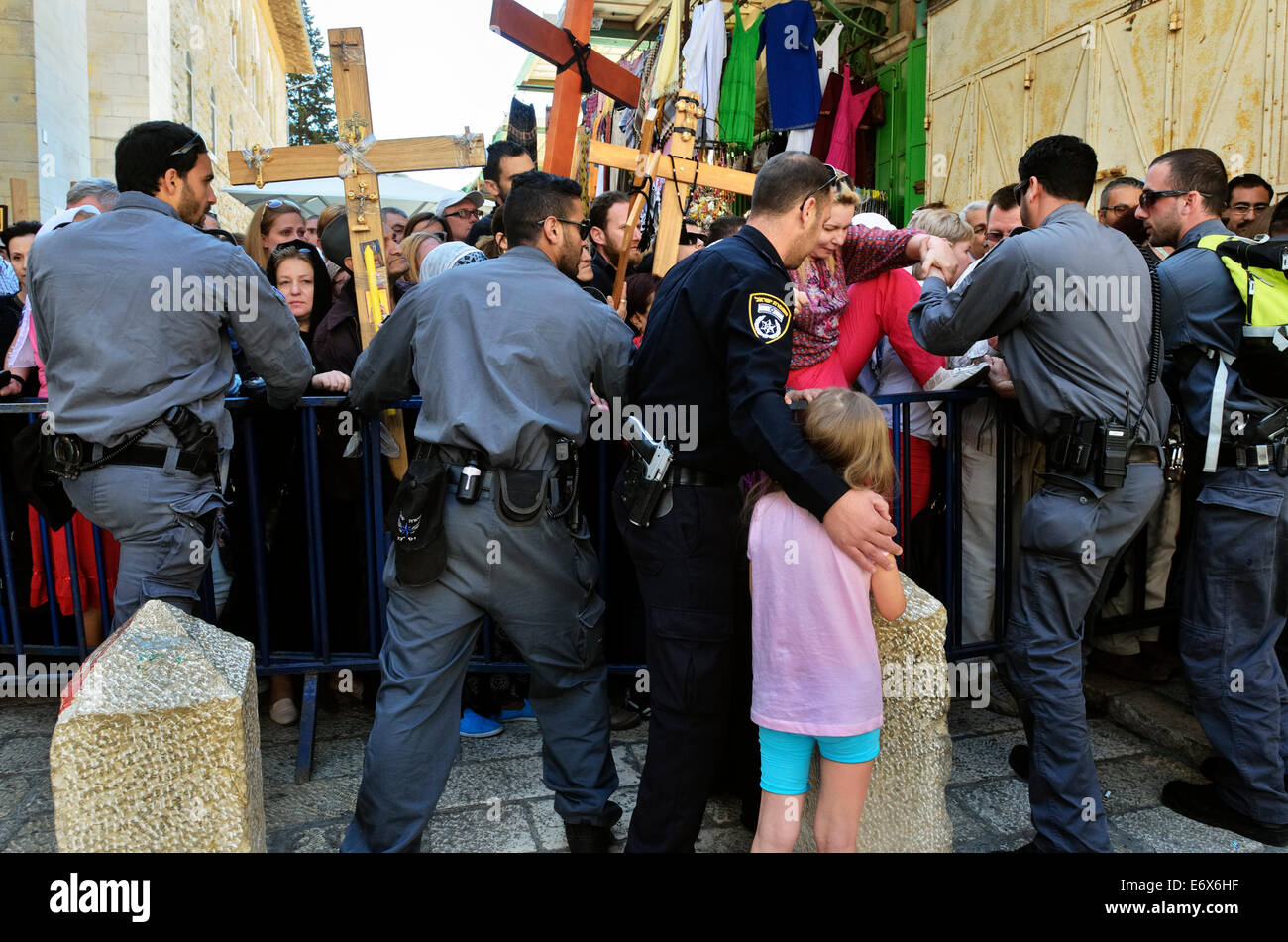 Blocco di poliziotti vicoli di processione del Venerdì santo nella Città Vecchia di Gerusalemme, Israele Foto Stock