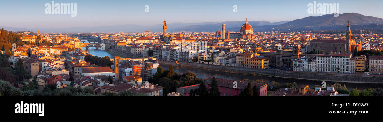 Vista dal Piazzale Michelangelo mostra la valle del fiume Arno e Firenze con la cattedrale di Santa Maria del Fiore e il Palazzo Ve Foto Stock