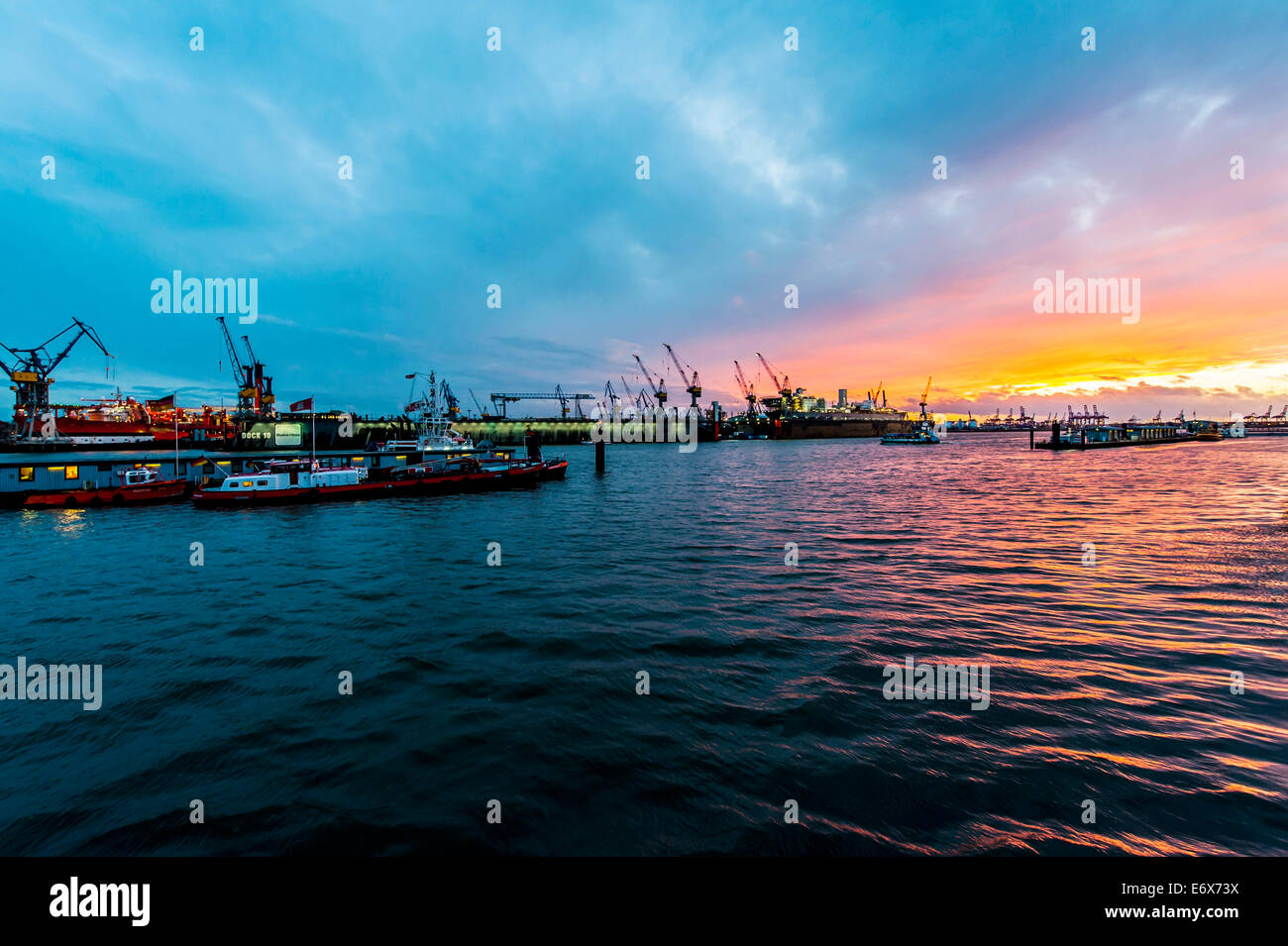 Tramonto al porto di Amburgo und il cantiere Blohm + Voss, Amburgo, Germania Foto Stock