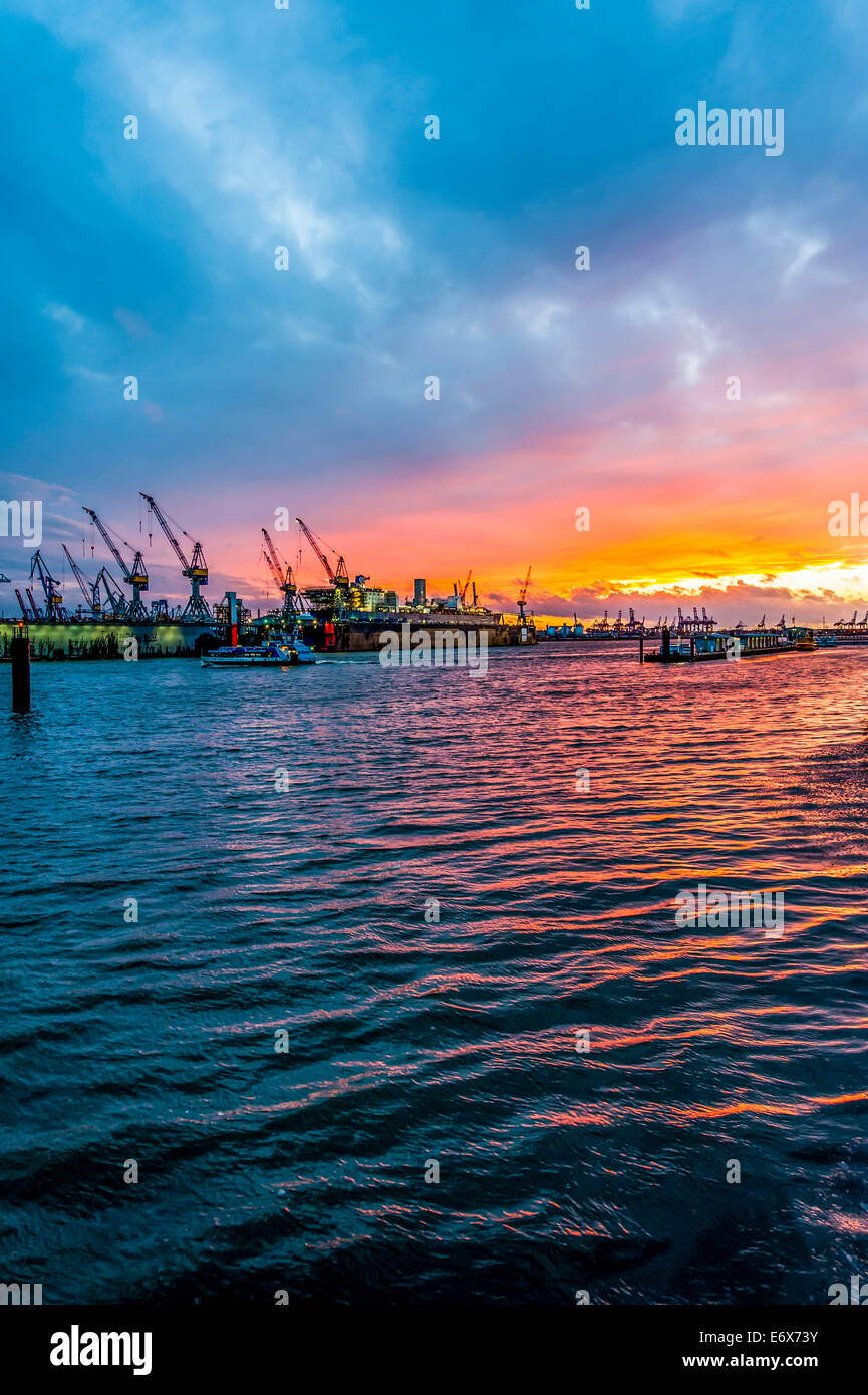 Sunset inHamburg Harbour e il cantiere navale Blohm + Voss, Amburgo, Germania Foto Stock