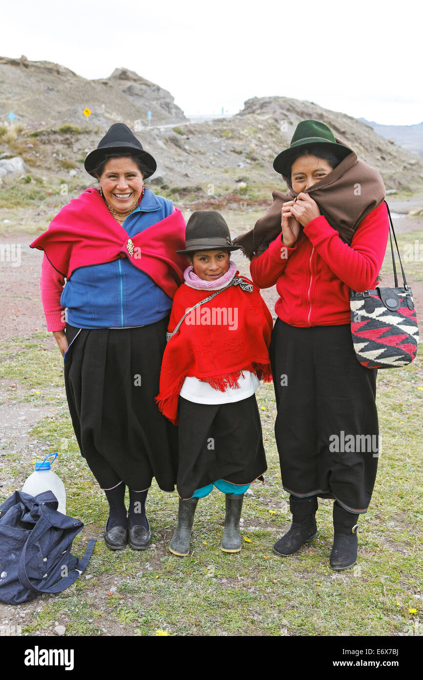 Le donne e la ragazza in costume tradizionale, Puruhá persone, kichwa,  Provincia del Chimborazo, Ecuador Foto stock - Alamy