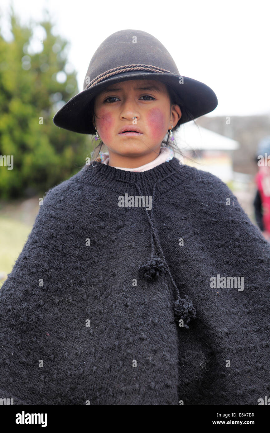 Ragazza in costume tradizionale, Puruhá persone, kichwa, Provincia del Chimborazo, Ecuador Foto Stock