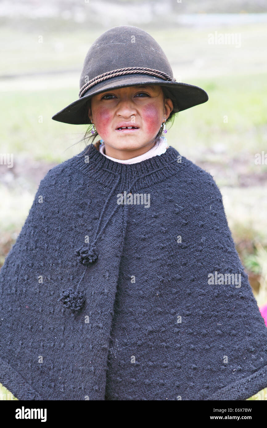 Ragazza in costume tradizionale, Puruhá persone, kichwa, Provincia del Chimborazo, Ecuador Foto Stock
