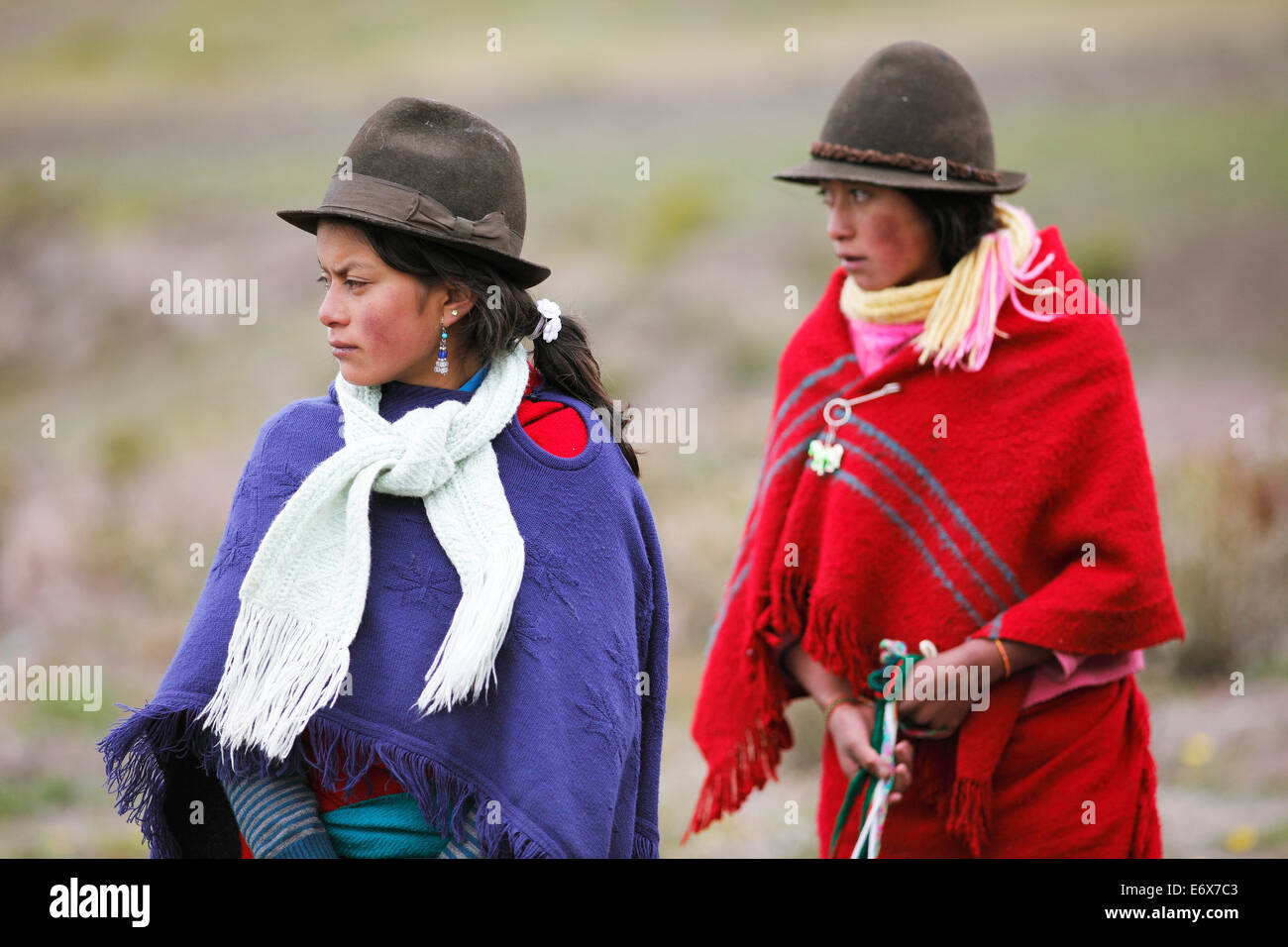 Le ragazze con i tradizionali cappelli di feltro, Puruhá persone, kichwa, Provincia del Chimborazo, Ecuador Foto Stock