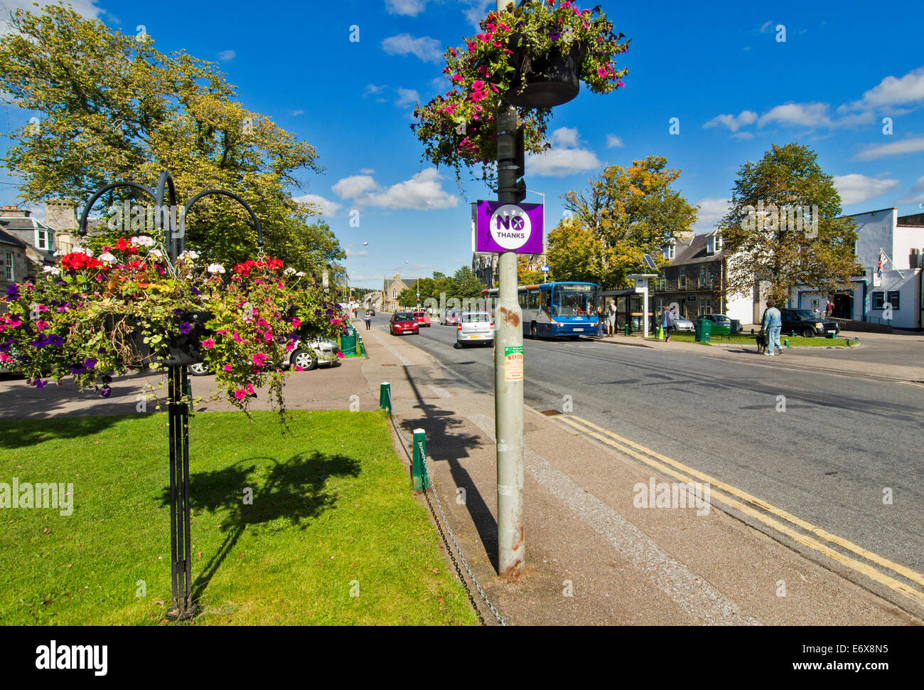 Indipendenza scozzese referendum 2014 VOTARE NO GRAZIE segno sulla lampada posta in Grantown on Spey Foto Stock
