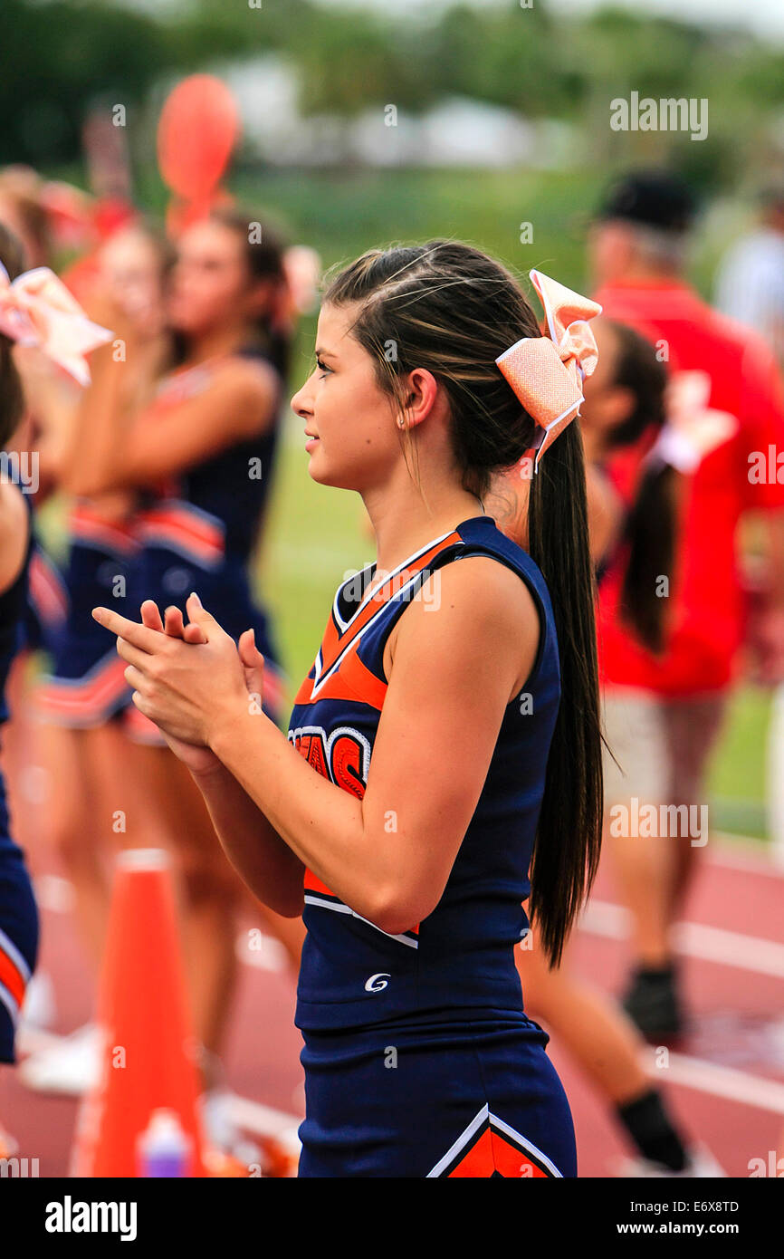 Junior gamma High School cheerleader femmina sta in piedi di fronte ad una folla pronta a rah rah! Foto Stock