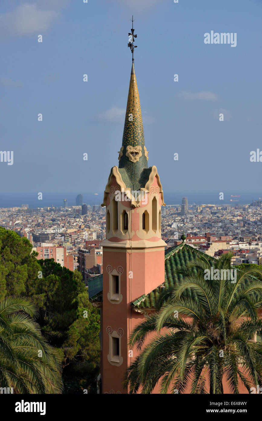 Edificio nel Parc Güell, dall'architetto Antoni Gaudí, Sito Patrimonio Mondiale dell'UNESCO, Barcellona, ​​Catalonia, Spagna Foto Stock