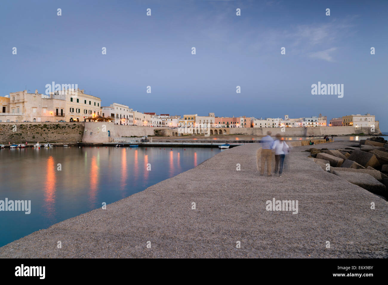 Ora blu, crepuscolo Harbour, Pier, il centro storico di Gallipoli, provincia di Lecce, Puglia, Italia Foto Stock