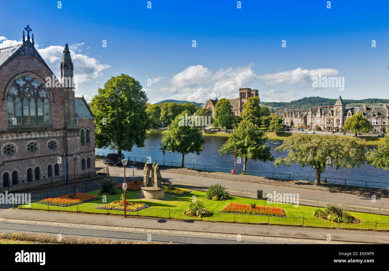 Statue della fede della speranza e della carità nei pressi di NESS BANK Chiesa centro di Inverness Scozia con fiume Ness e Cattedrale di fronte Foto Stock