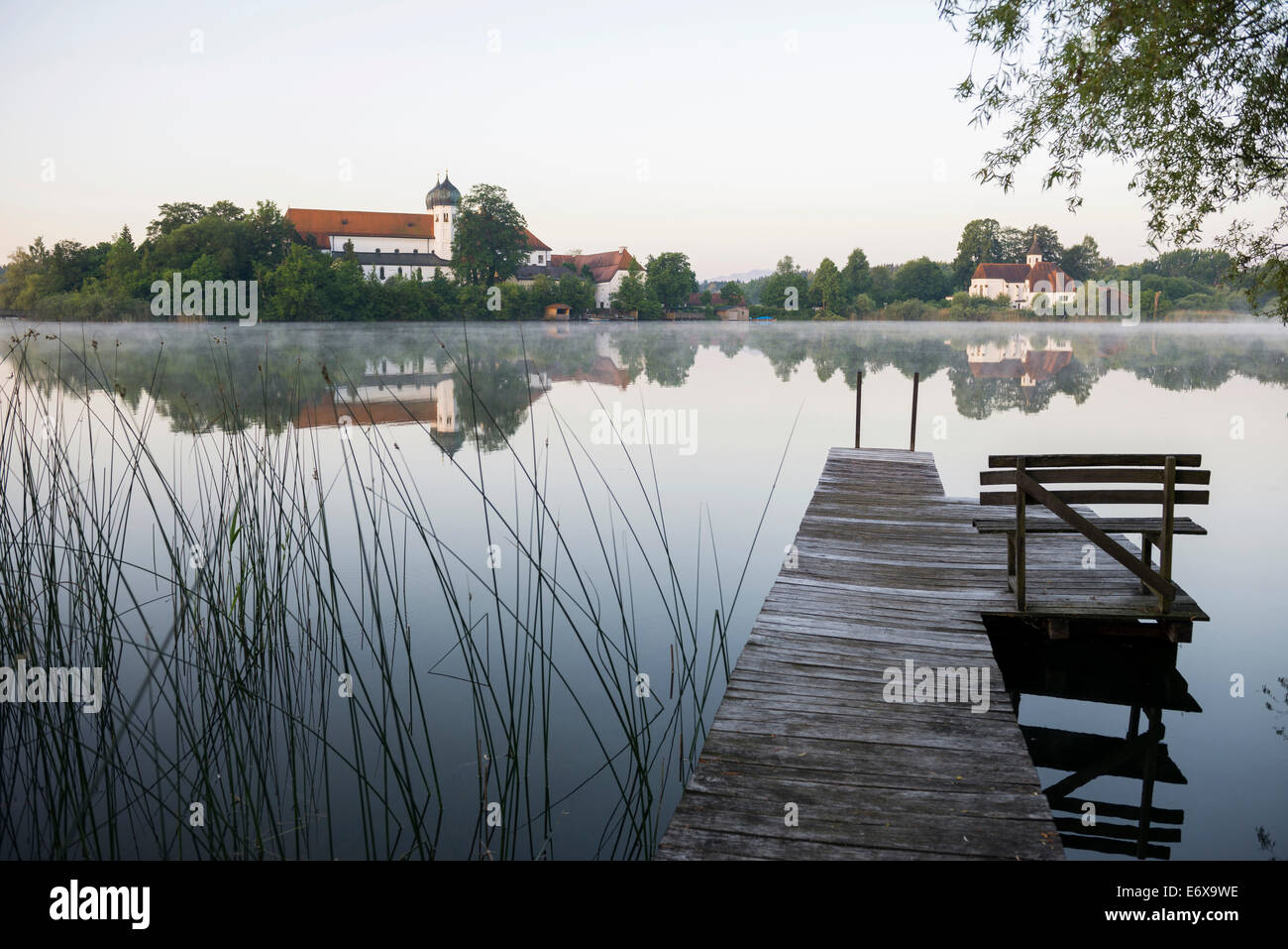 La mattina presto all Abbazia di Seeon su un isola in Seeoner vedere il lago, Seeon-Seebruck, Chiemgau, Alta Baviera, Baviera, Germania Foto Stock