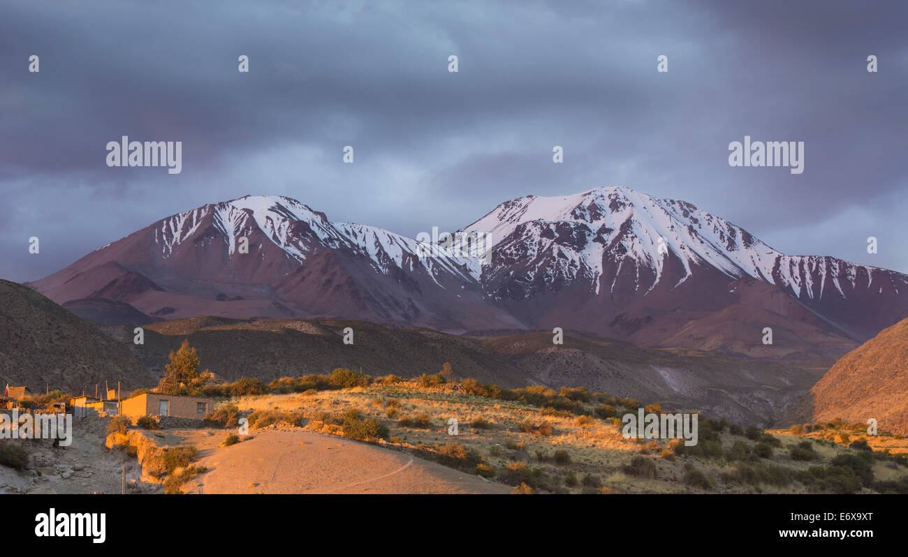 Il vulcano Taapacá nell'ultima luce della sera, Putre, Arica e Parinacota Regione, Cile Foto Stock