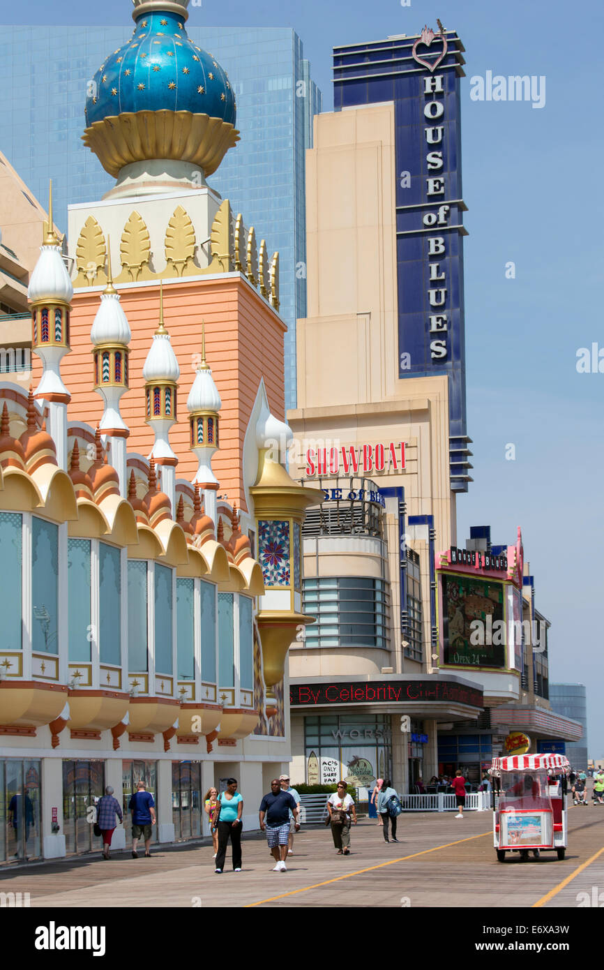 Stati Uniti d'America,New Jersey, Atlantic City, vista di alberghi lungo la passeggiata a mare con sedie di laminazione Foto Stock