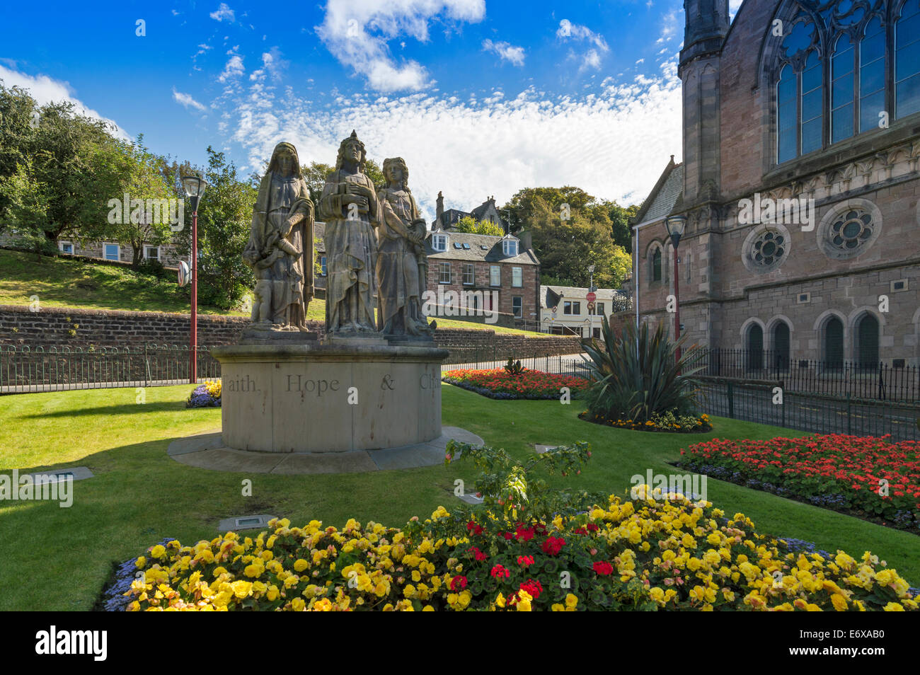 Statue della fede della speranza e della carità nei pressi di NESS BANK Chiesa centro di Inverness Scozia Scotland Foto Stock