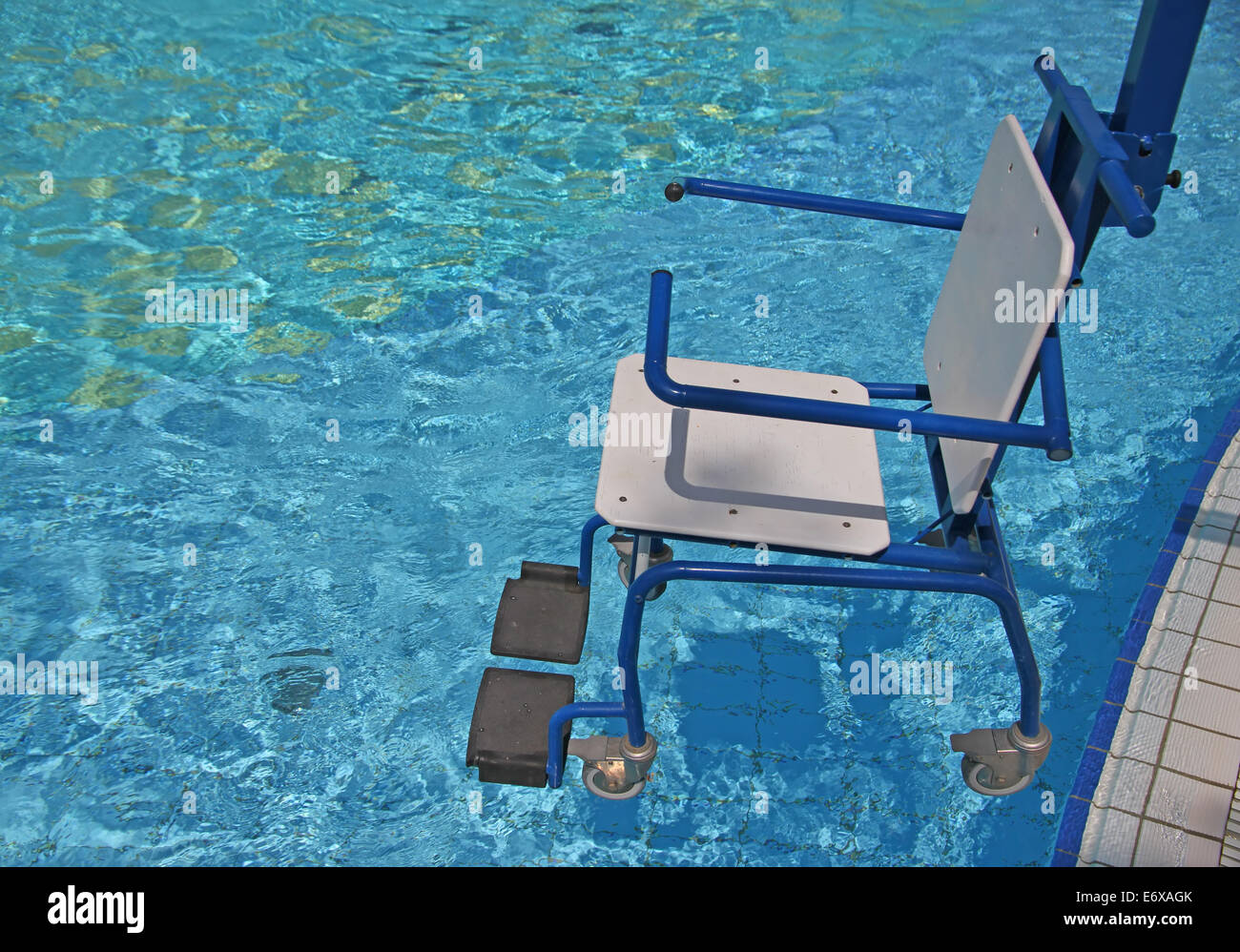 Carrozzella per disabili per uso in piscina 2 Foto Stock