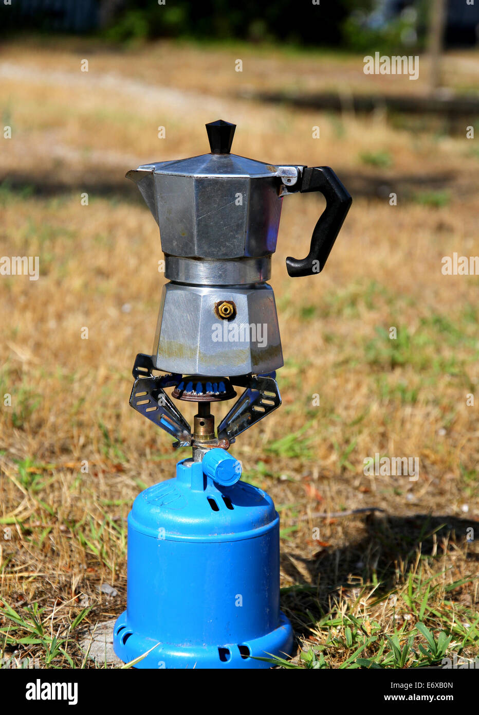 Moka caffè con un gas blu fornello da campeggio Foto stock - Alamy