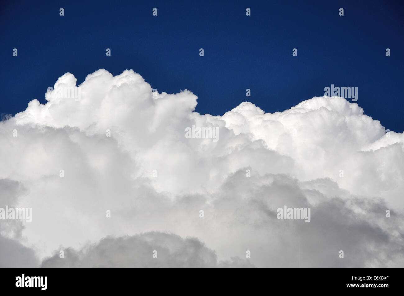 Cirrus nuvole contro il cielo blu nei pressi dell'aeroporto di Heathrow, Greater London, England, Regno Unito Foto Stock
