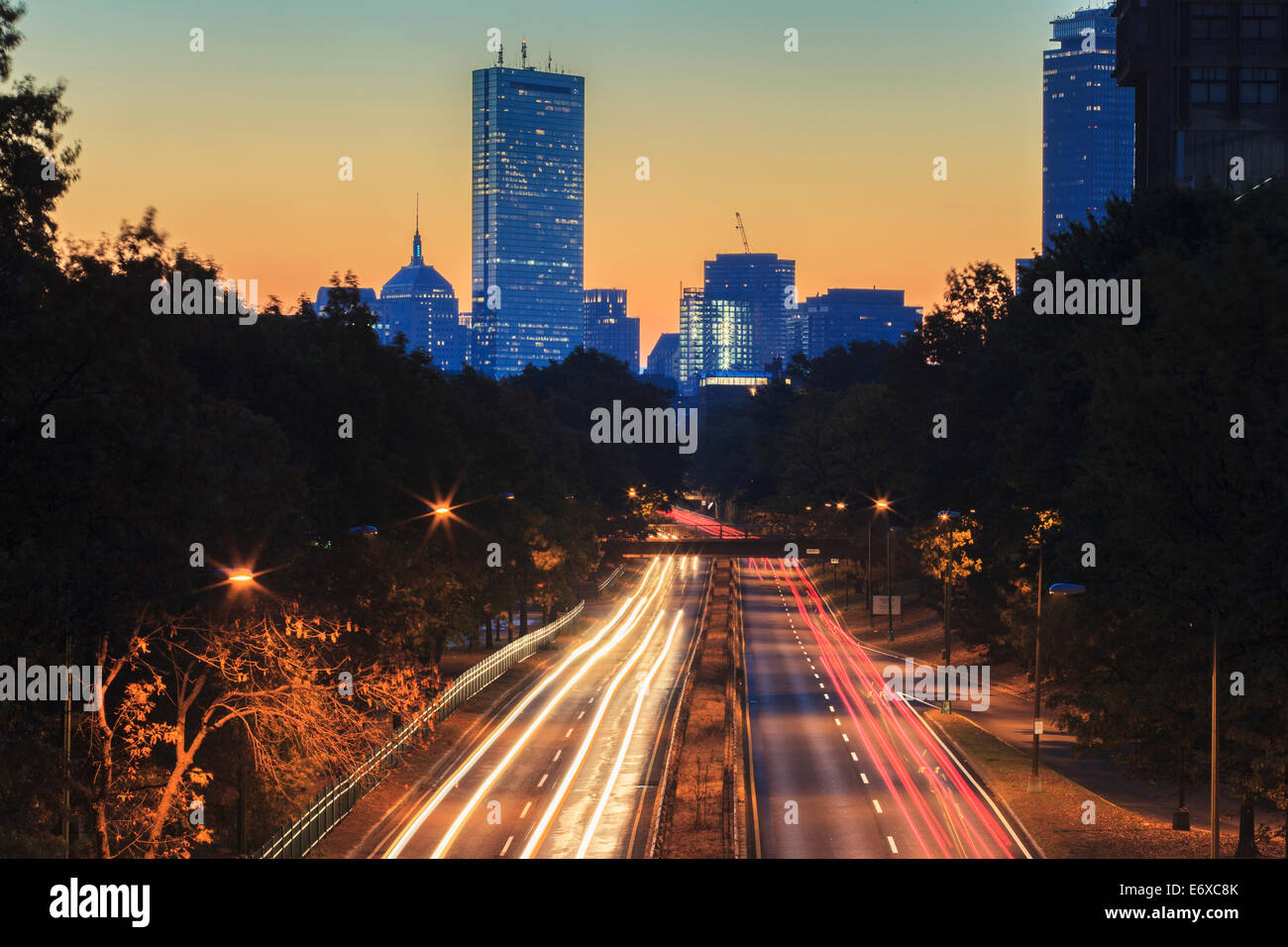 Storrow Drive all'alba con skyline in background, Boston, Massachusetts, STATI UNITI D'AMERICA Foto Stock