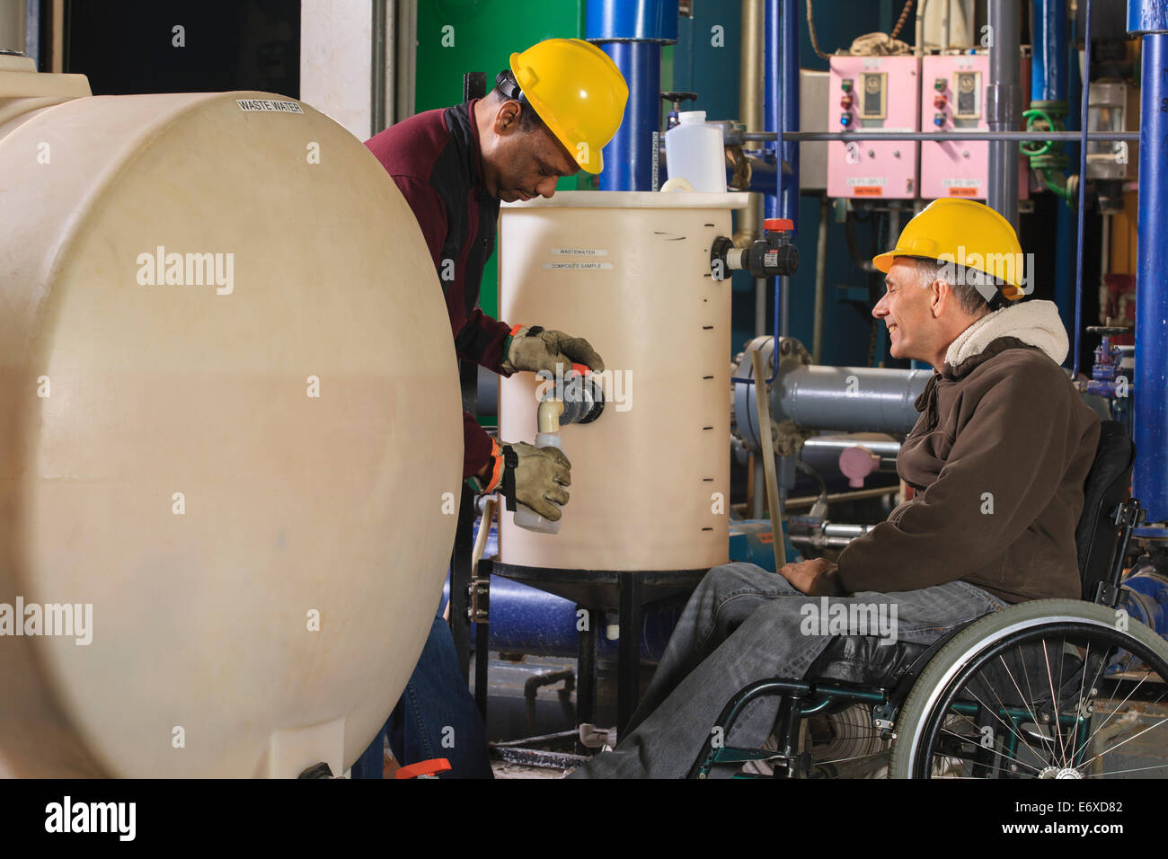 Impianto di alimentazione ingegneri uno con lesioni del midollo spinale di campionamento acqua dematerializzate Foto Stock