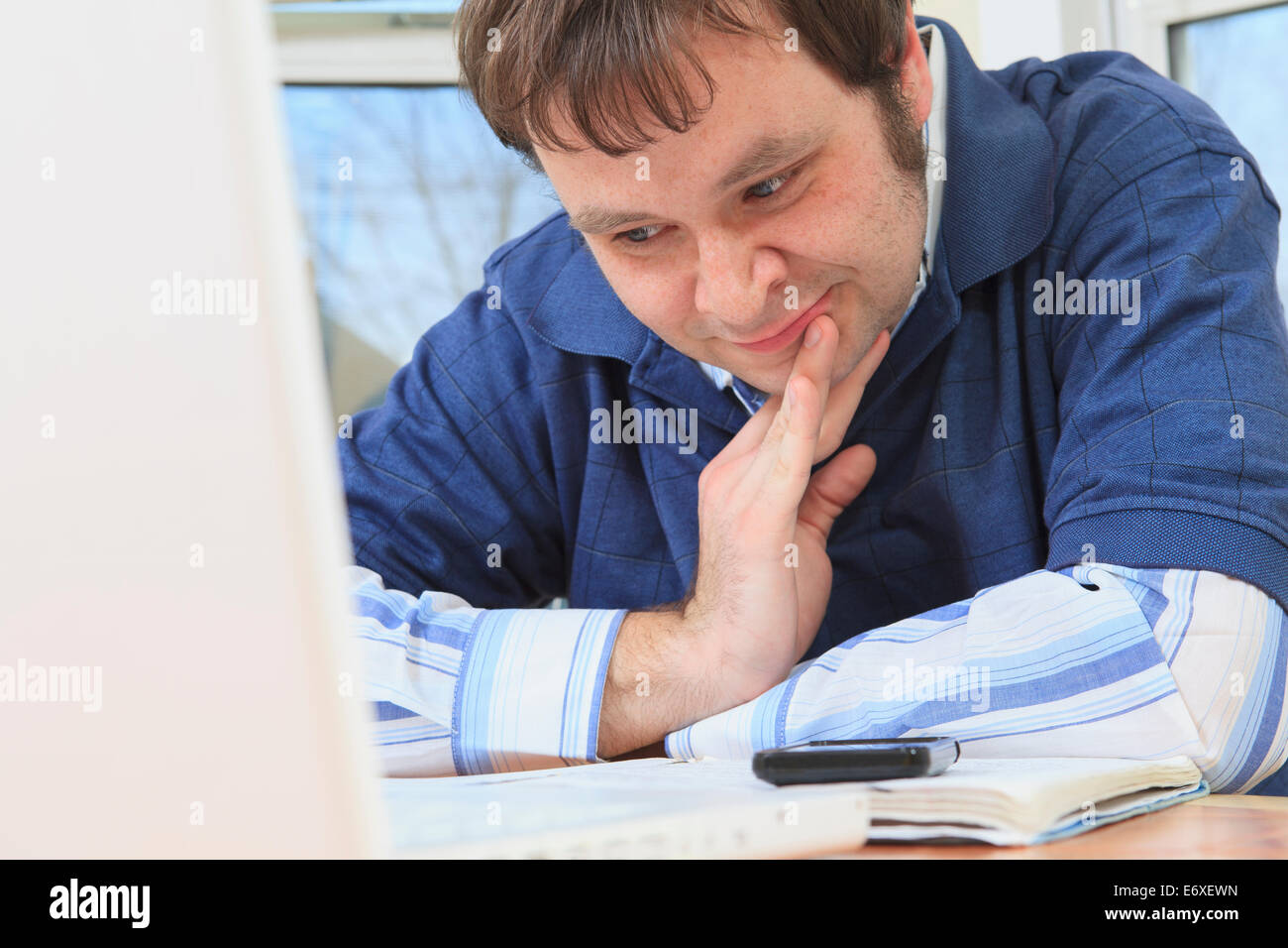 La tecnologia e l'ingegnere programmatore con Aspergers lavorando sul suo computer di casa Foto Stock