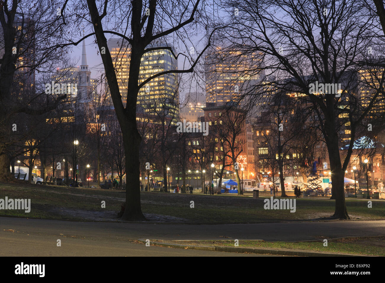 Il Boston Common e Park Street Chiesa e Tremont Street per la Vigilia di Capodanno, Boston, Massachusetts, STATI UNITI D'AMERICA Foto Stock