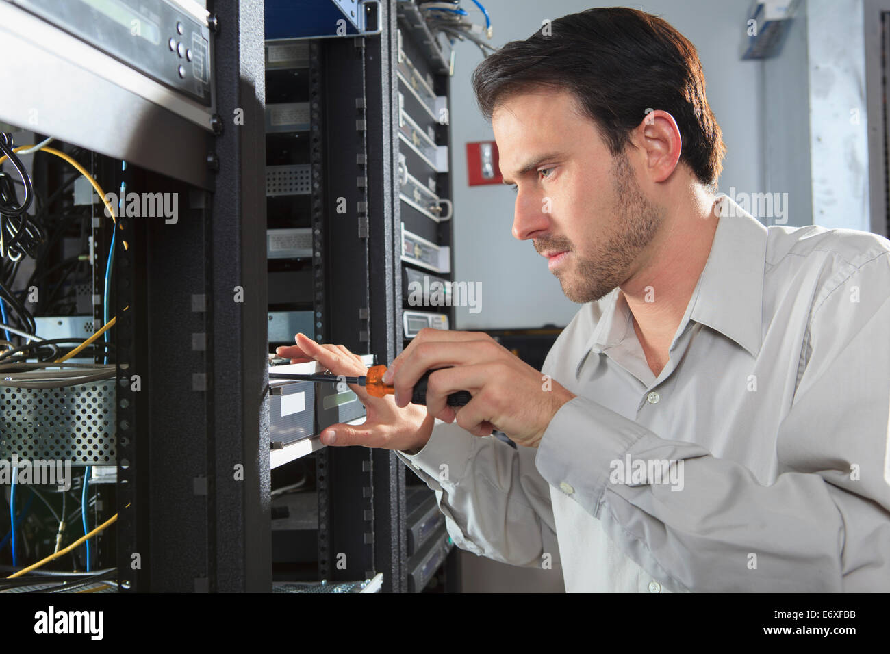 Ingegnere di rete installazione rack per apparecchiature con montaggio a Foto Stock