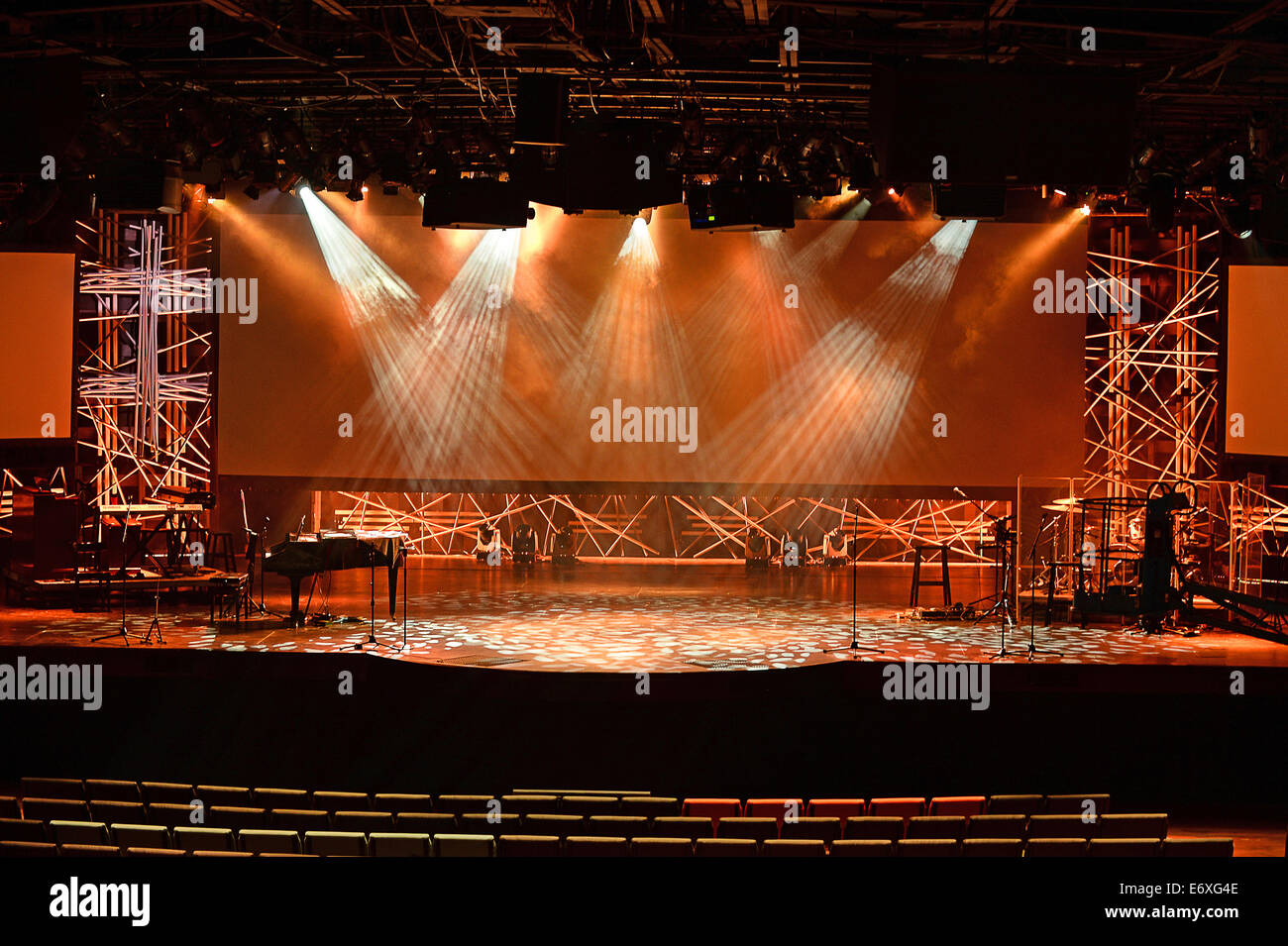 Illuminazione del palcoscenico prima di un concerto Foto Stock
