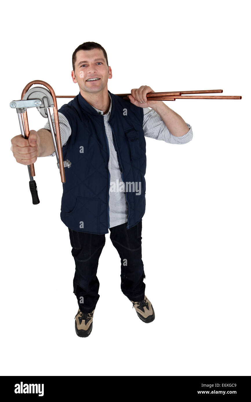 Uomo con tubo di rame utensile di piegatura Foto Stock