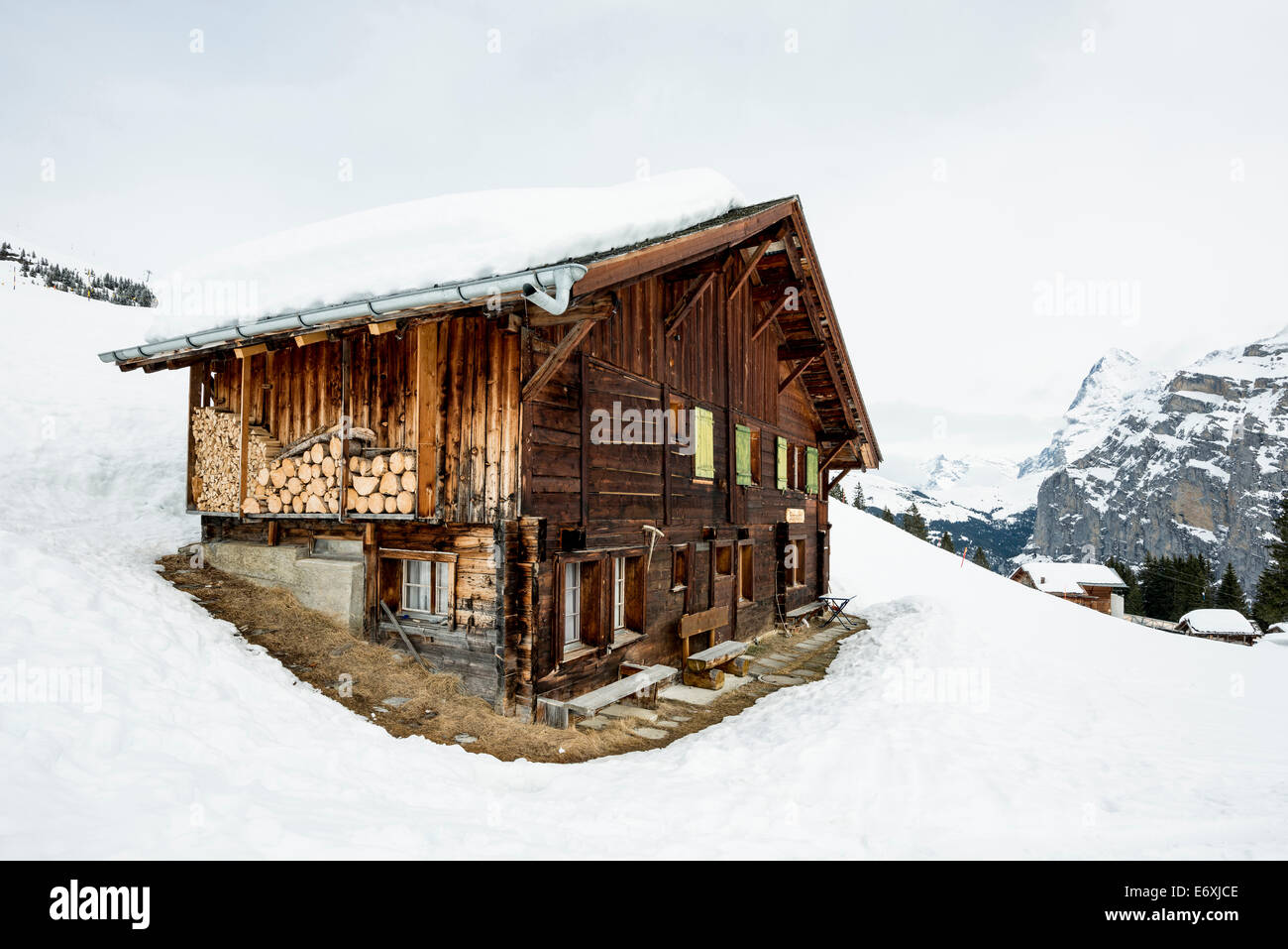 Rifugi alpini e panorama di montagna a Gimmeln, Gimmeln, Muerren, cantone di Berna, Svizzera Foto Stock