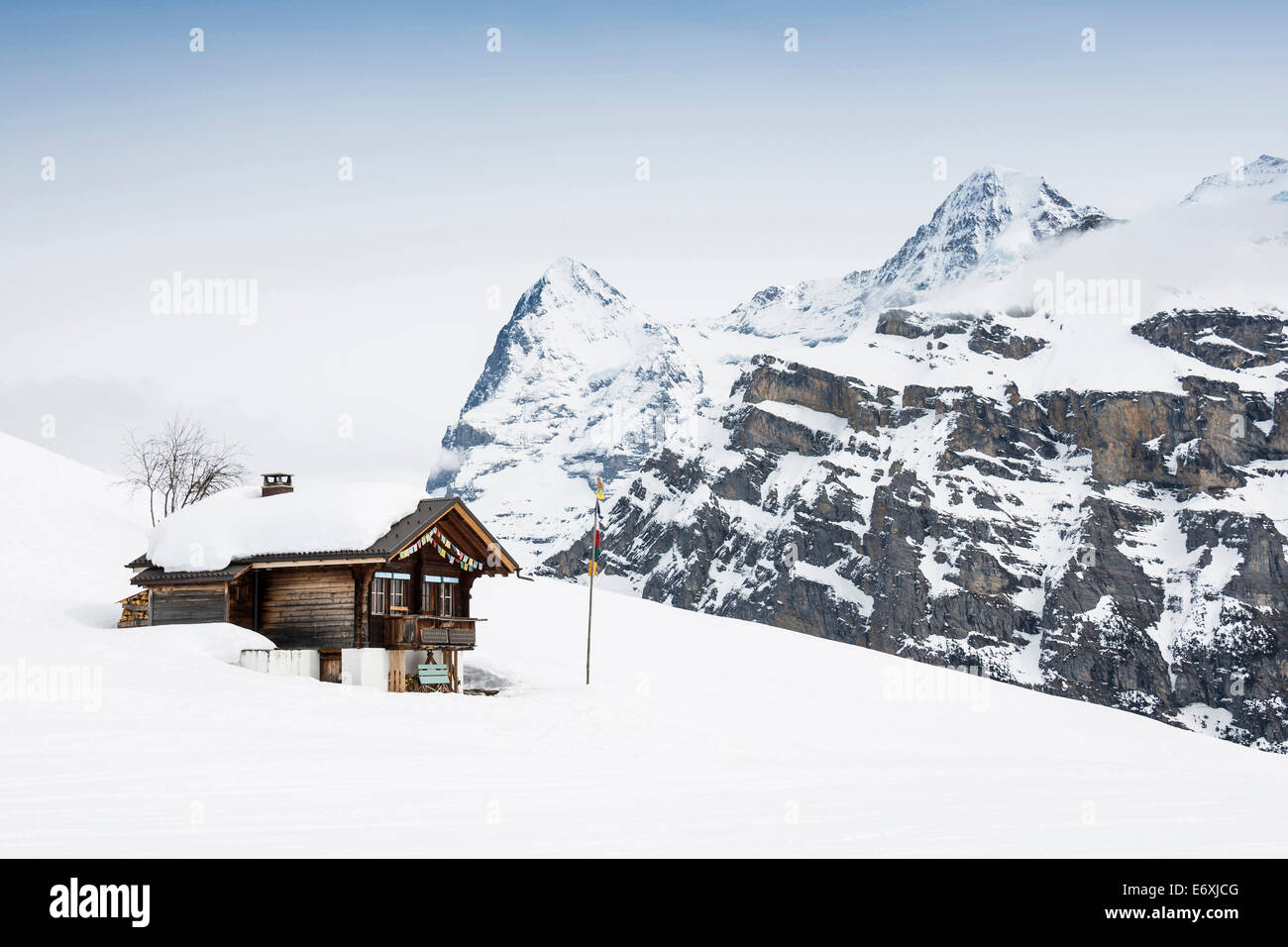 Rifugi alpini e panorama di montagna a Gimmeln, Gimmeln, Muerren, cantone di Berna, Svizzera Foto Stock