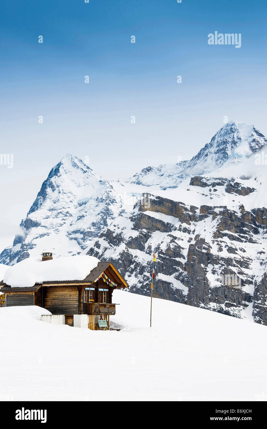 Rifugi alpini e panorama di montagna a Gimmeln, Muerren, cantone di Berna, Svizzera Foto Stock
