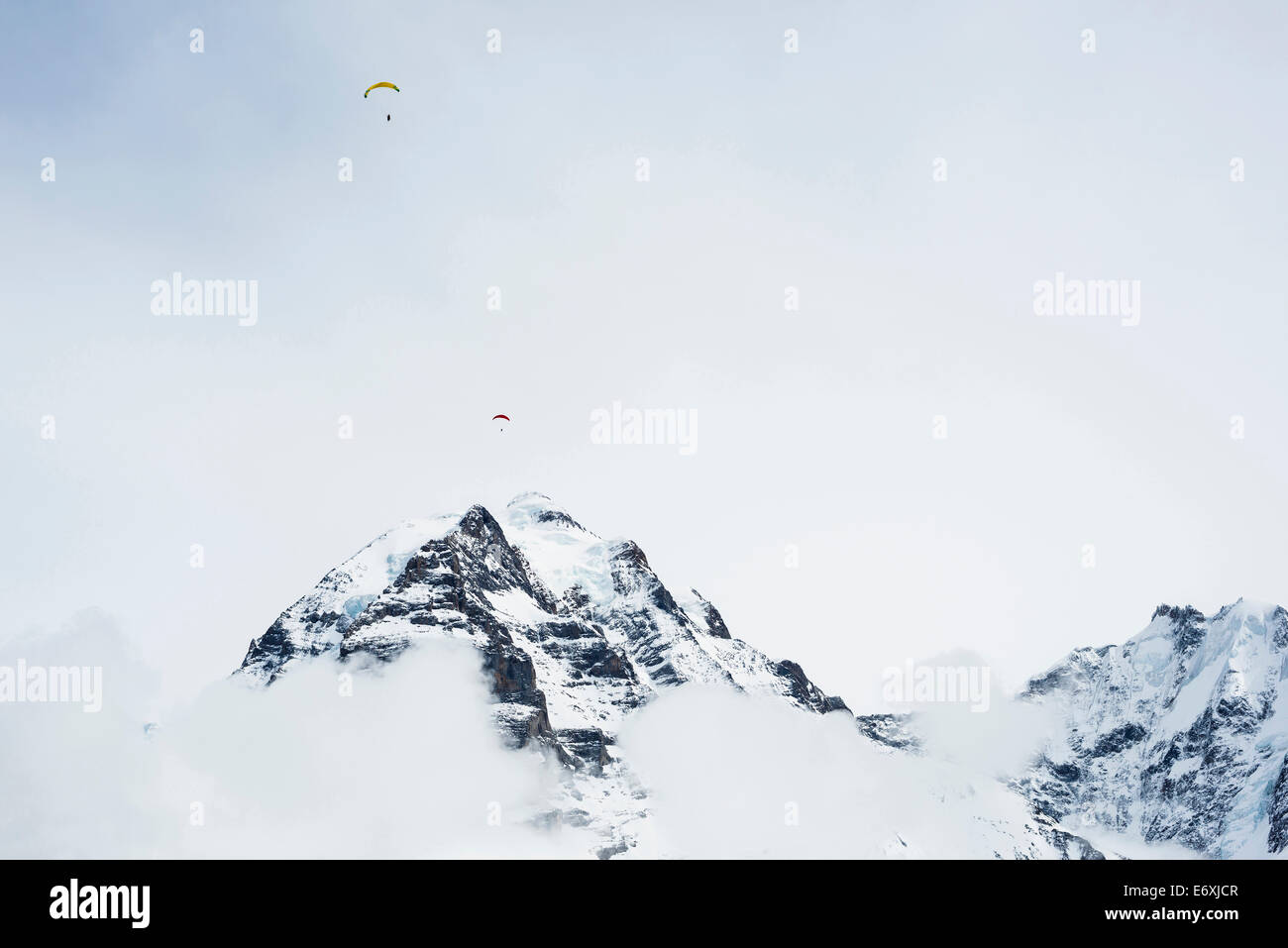 I parapendii vicino monte Jungfrau, Muerren, cantone di Berna, Svizzera Foto Stock