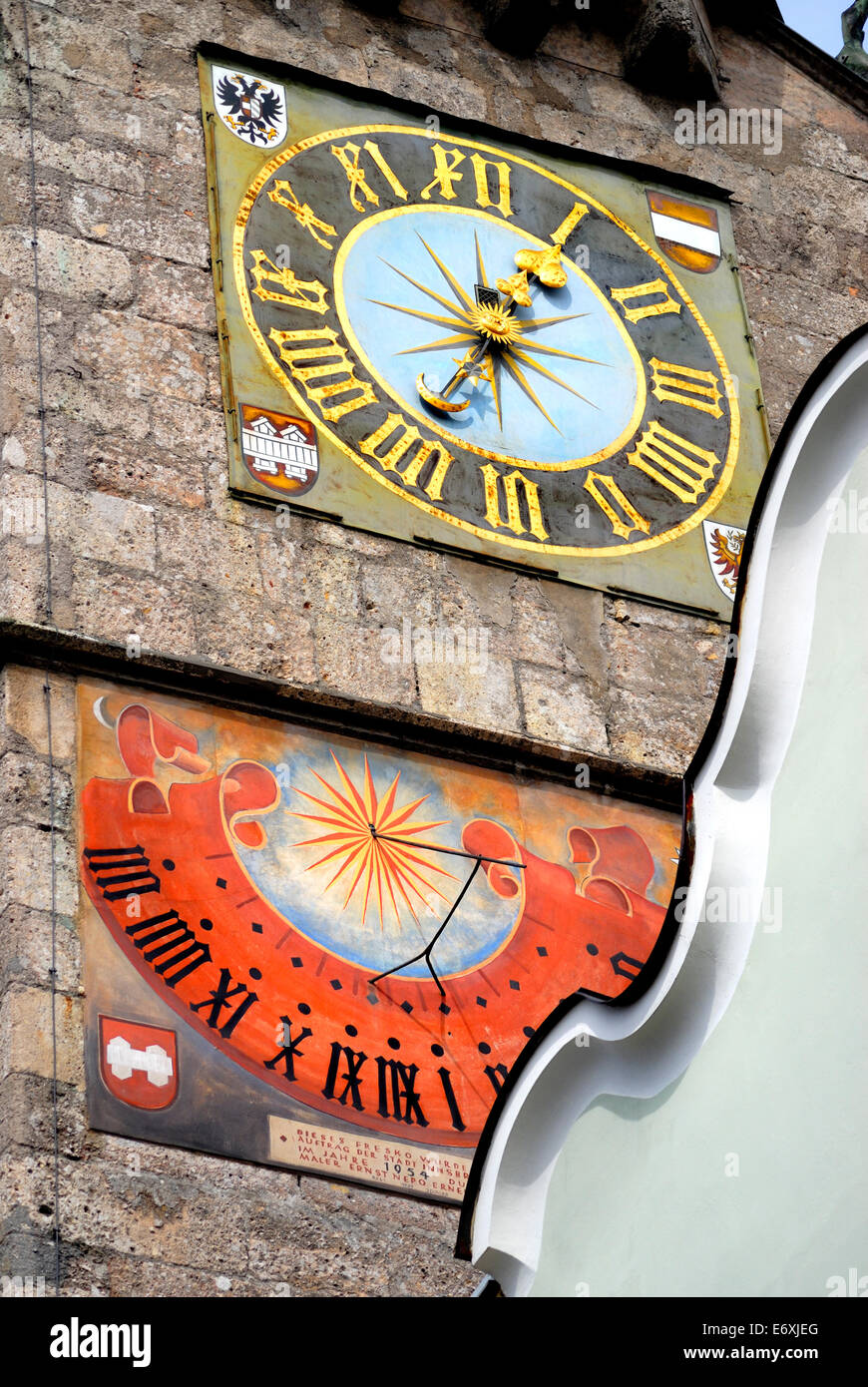 Innsbruck, in Tirolo, Austria. Stadtturm (Torre della Città : 1442 - 1450) e orologio solare (meridiana restaurata 1954 da Tirol artista da Erns Foto Stock