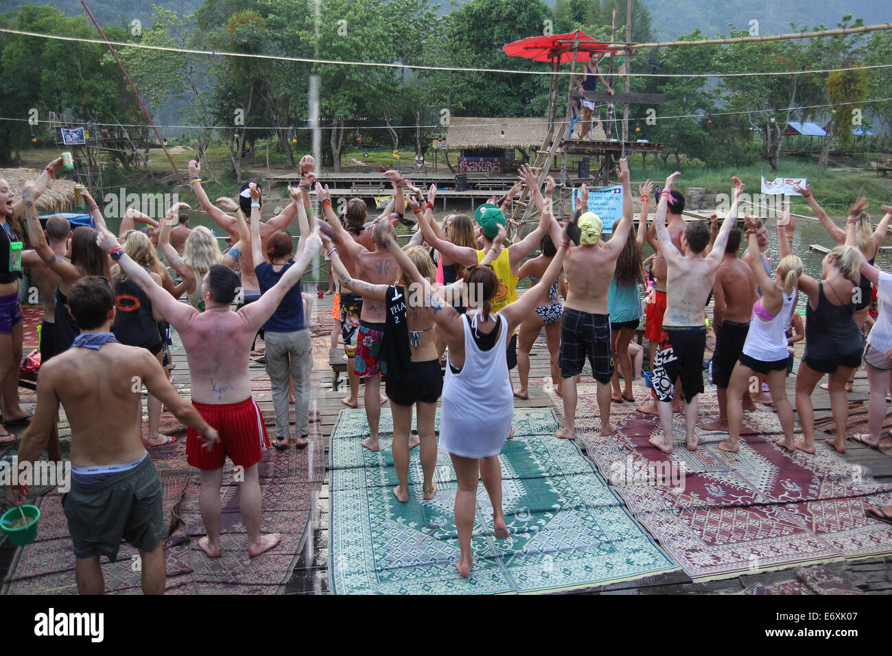 La regione di Vang Vieng in Laos è nota per molti riverside bar pieno di giovani occidentali avendo divertimento all'aperto. Foto Stock