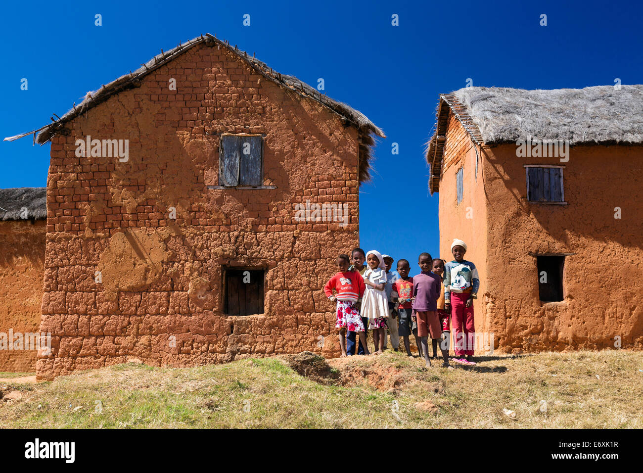 I bambini e le case a ovest di Antananarivo, Merina persone, Madagascar, Africa Foto Stock