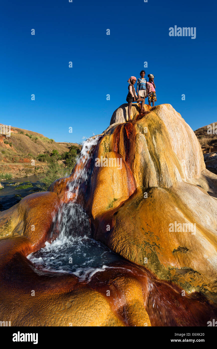 Madagascan bambini che giocano in una schizzando Geyser, geyser di Ampefy, altopiani, Madagascar, Africa Foto Stock