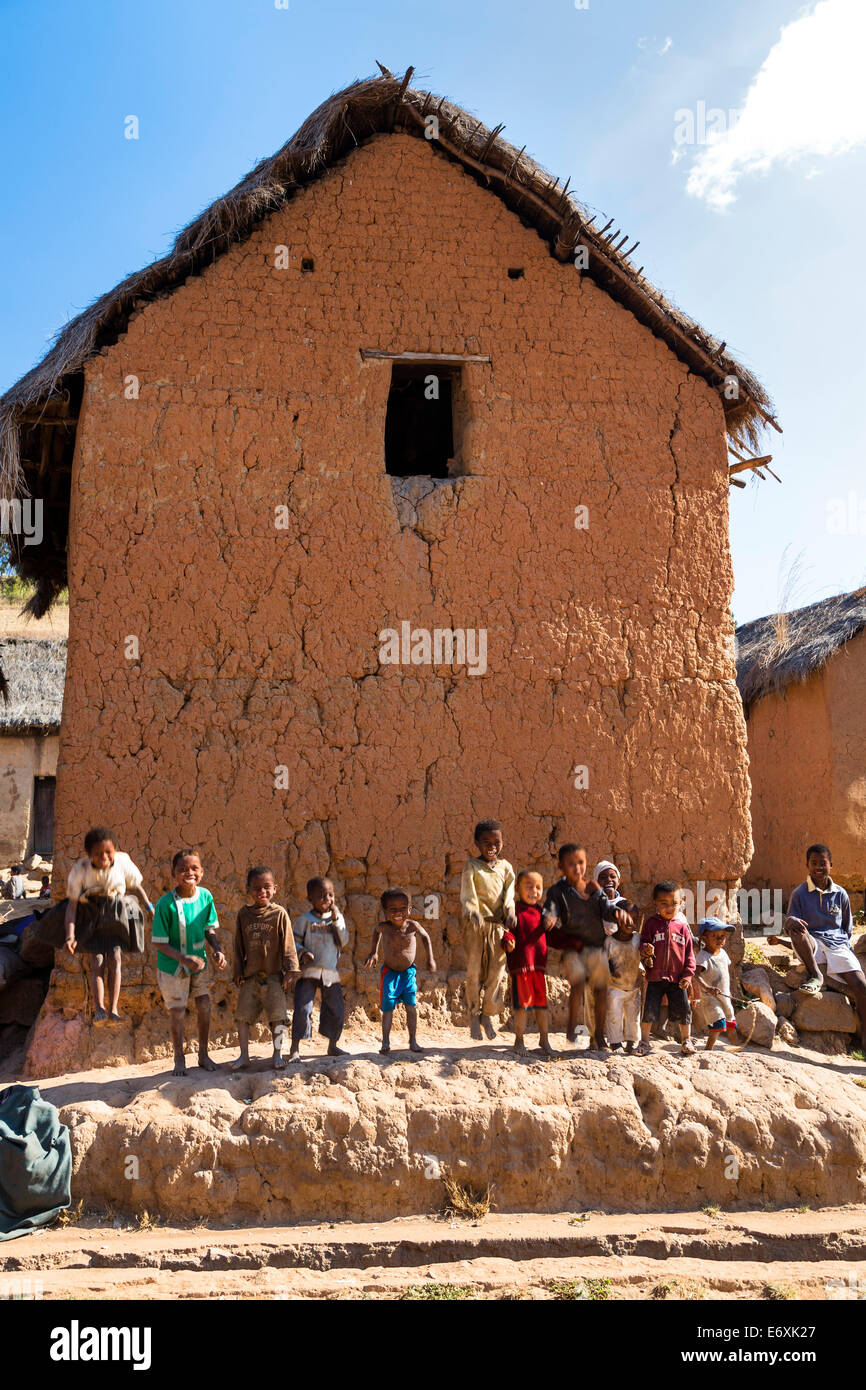 Bambini e case vicino Ampefy, Merina persone, Madagascar, Africa Foto Stock