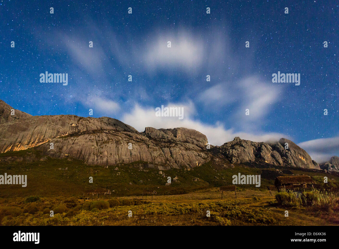 Cielo stellato sopra l'Andringitra Mountain Range, Andringitra National Park, Sud del Madagascar, Africa Foto Stock