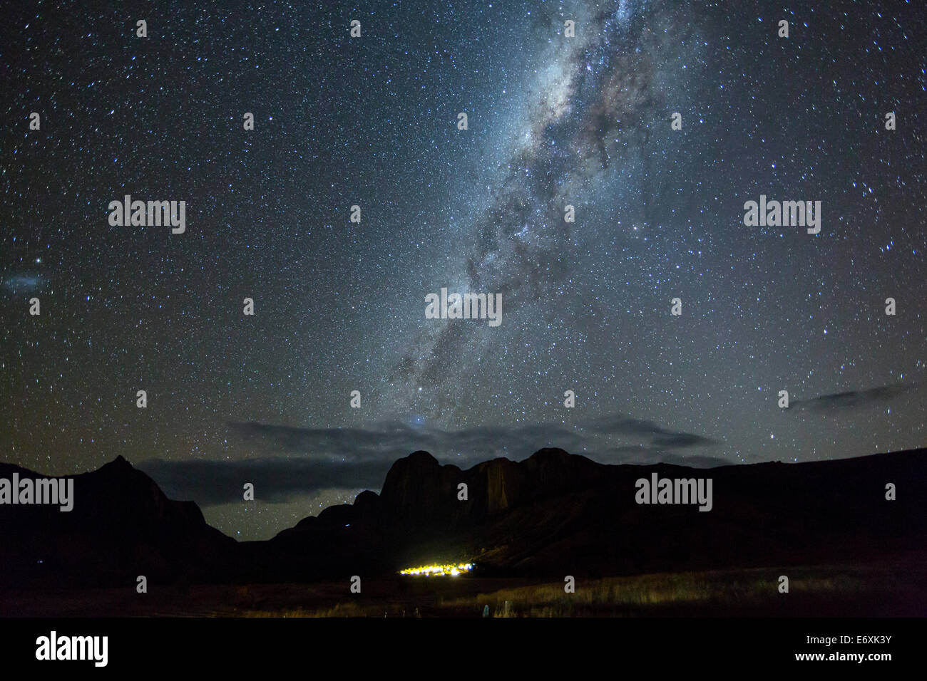 Sud del cielo stellato con via lattea, oltre il Tsaranoro Mountain Range, Sud del Madagascar, Africa Foto Stock