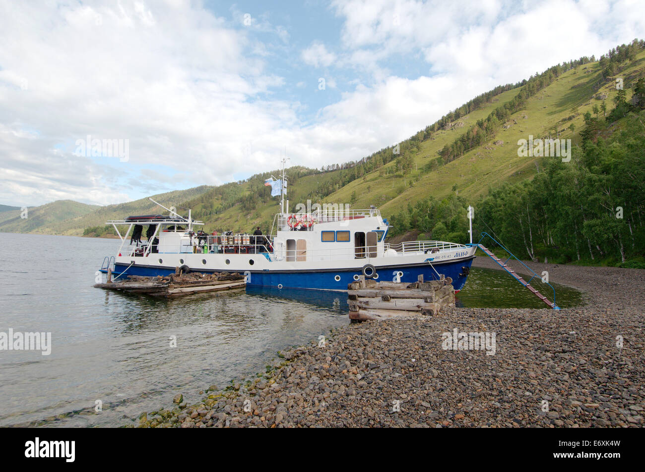 Barca 'MSE' (es. Mito). Lago Baikal, Siberia, Russia, Eurasia Foto Stock