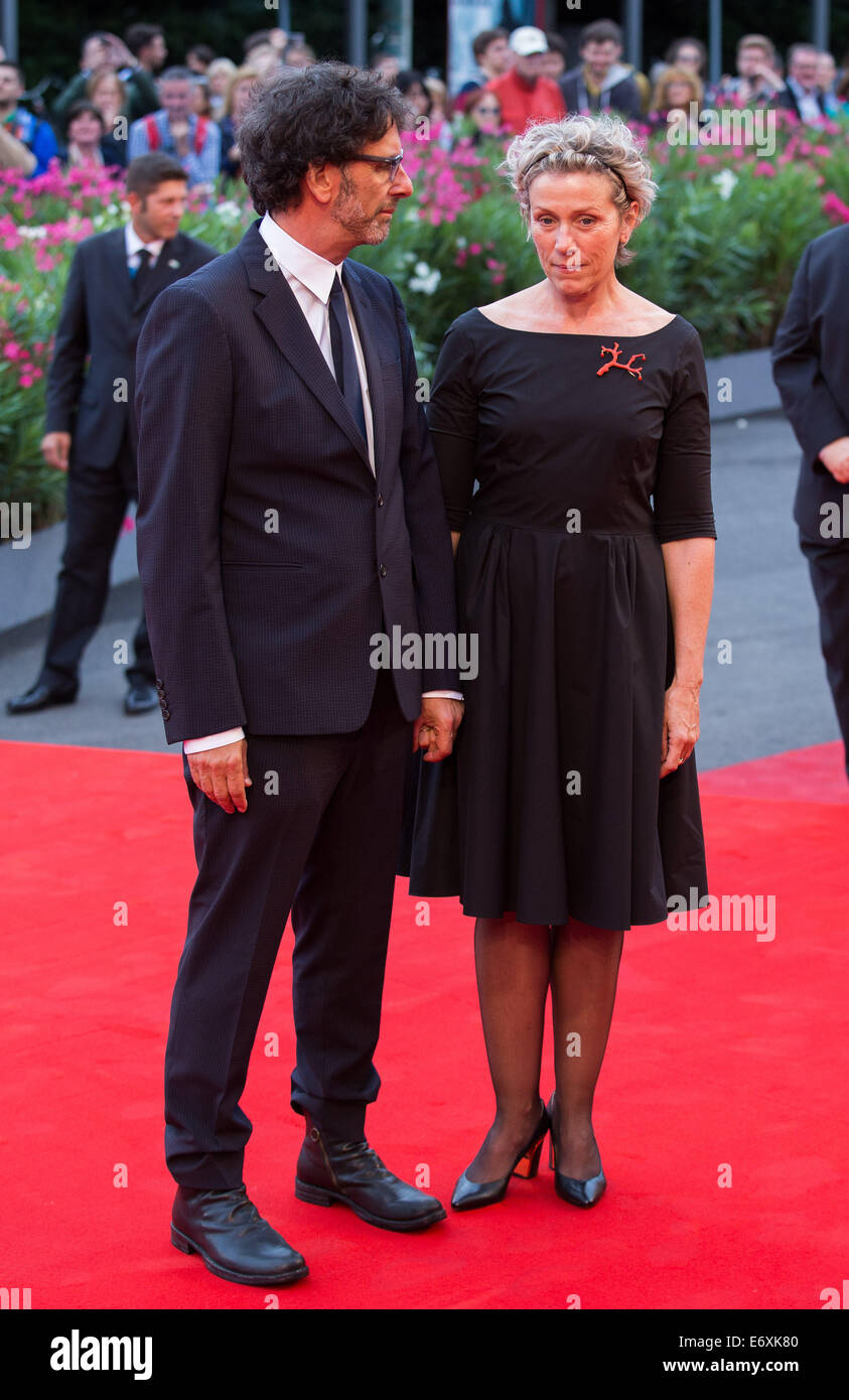 JOEL COEN FRANCES MCDORMAND OLIVE KITTERIDGE parti 1-2. PREMIERE. 71ST FESTIVAL DEL CINEMA DI VENEZIA LIDO VENEZIA ITALIA 01 Settembre Foto Stock