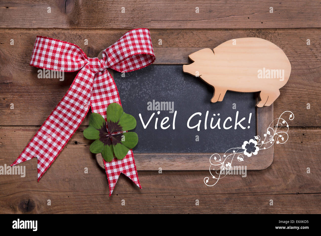 Chalk board con buona fortuna messaggio per un nuovo anno di carta con il trifoglio e il maiale in legno Foto Stock