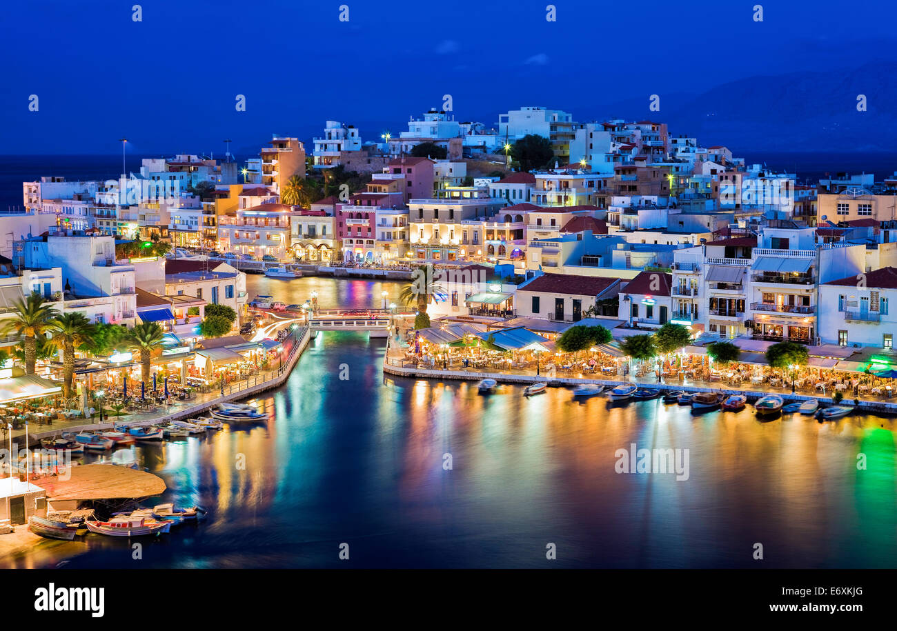 Agios Nikolaos di notte. Creta, Grecia. Agios Nikolaos è una pittoresca città della parte orientale dell'isola di Creta costruita su th Foto Stock