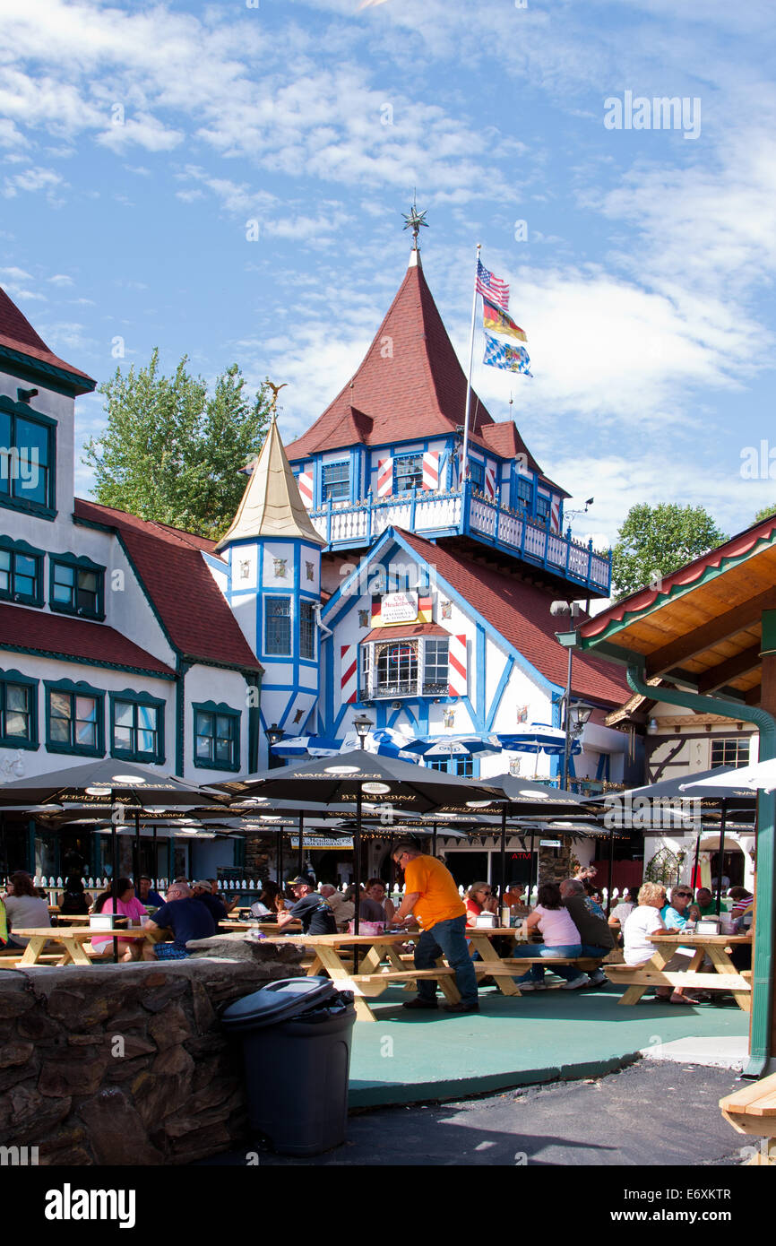 Helen, GA, Stati Uniti d'America - 31 agosto 2014: Oktoberfest beer garden e nella parte anteriore del vecchio ristorante di Heidelberg, Alpine Helen, GA. Foto Stock